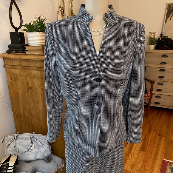 Stunning Classic Kasper Suit - Size 10 - Picture 1 of 15